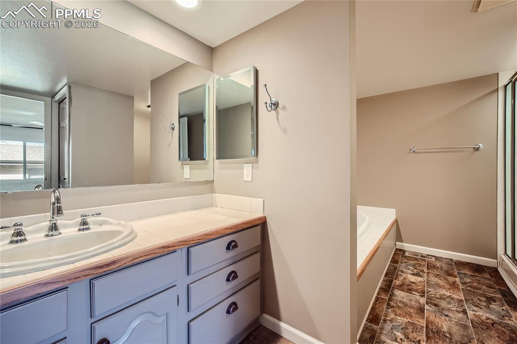 Image 17 of 26: Bathroom