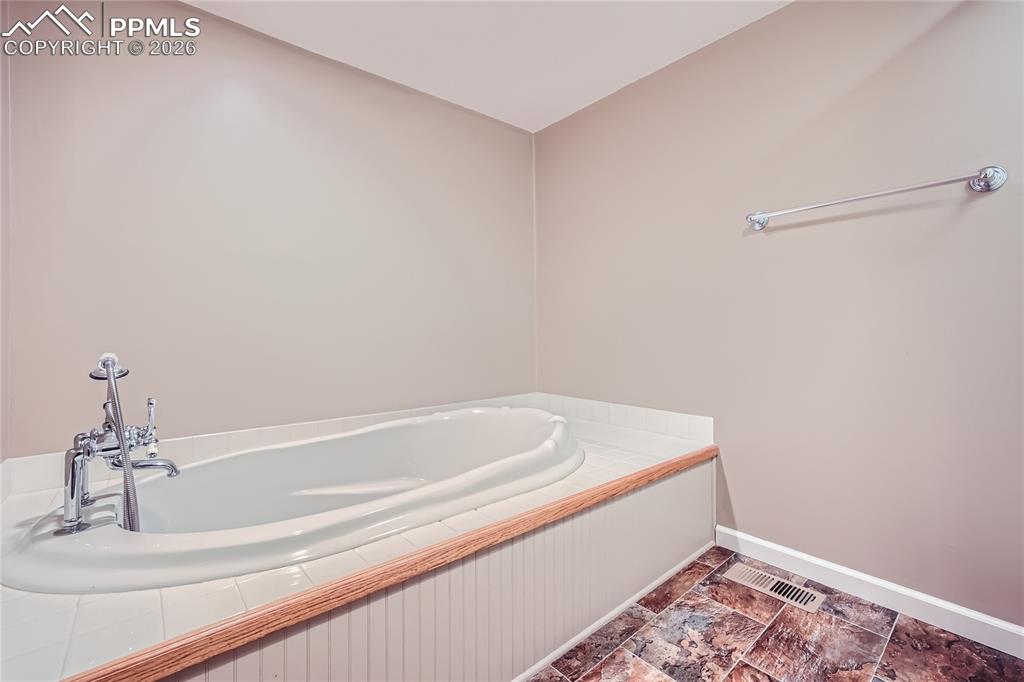 Image 18 of 26: Bathroom