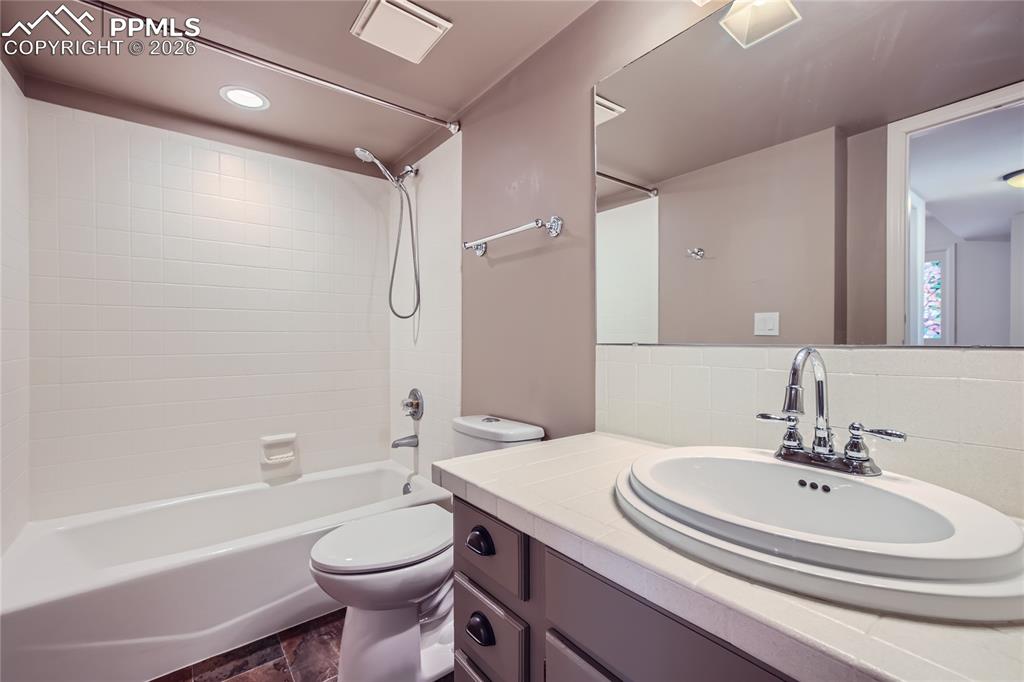 Image 22 of 26: Bathroom