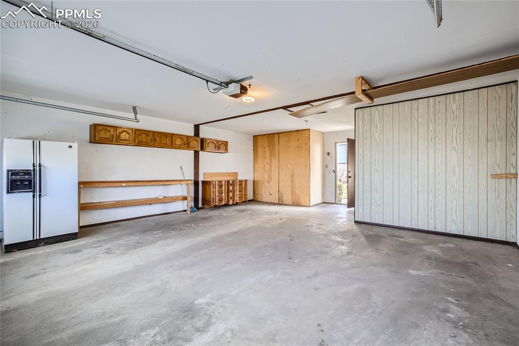 Image 23 of 26: Garage