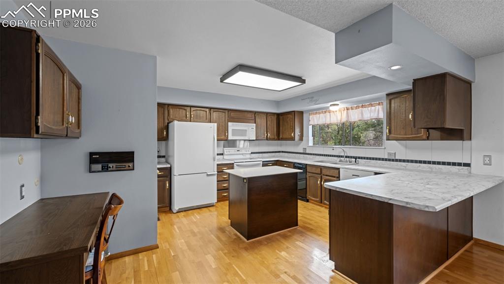 Image 13 of 47: Kitchen