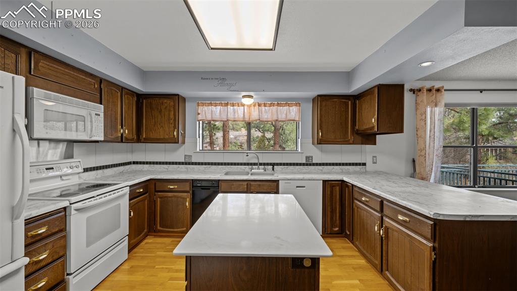 Image 15 of 47: Kitchen