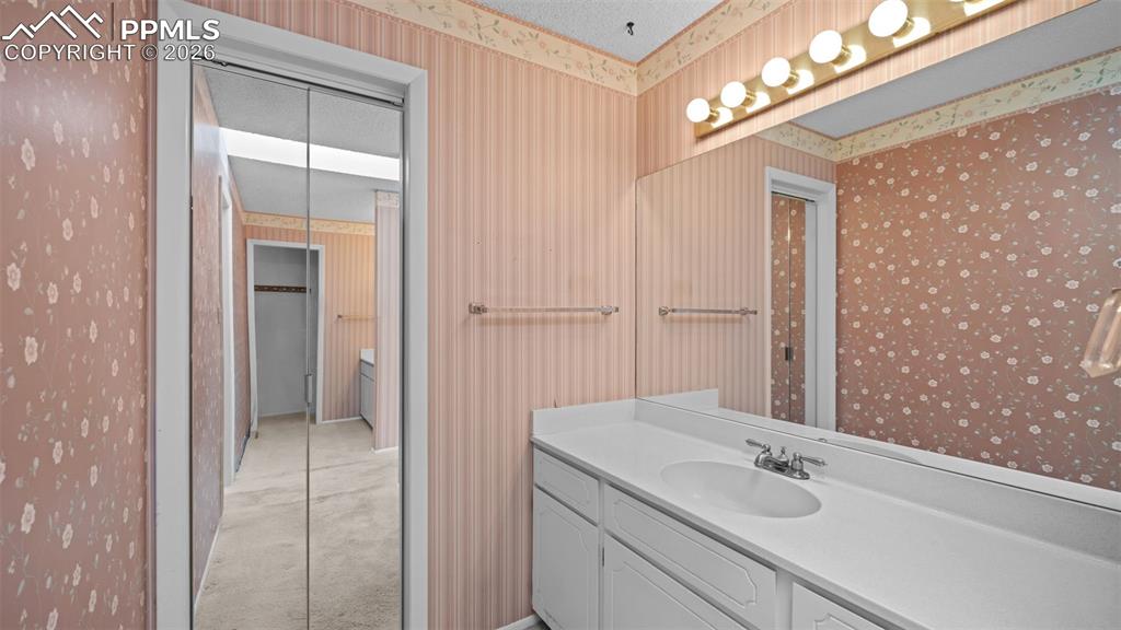 Image 20 of 47: Bathroom