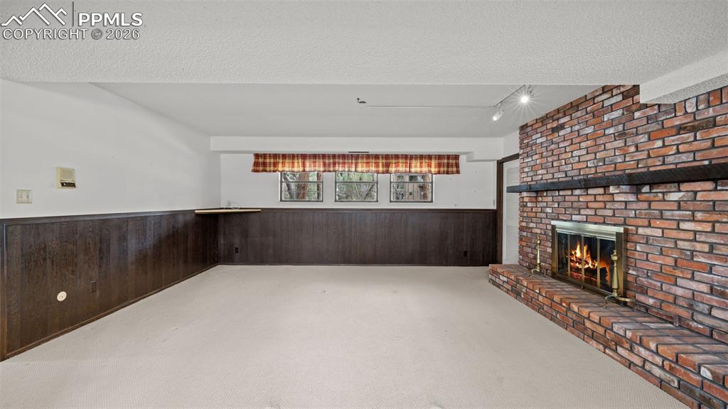 Image 23 of 47: Living Room