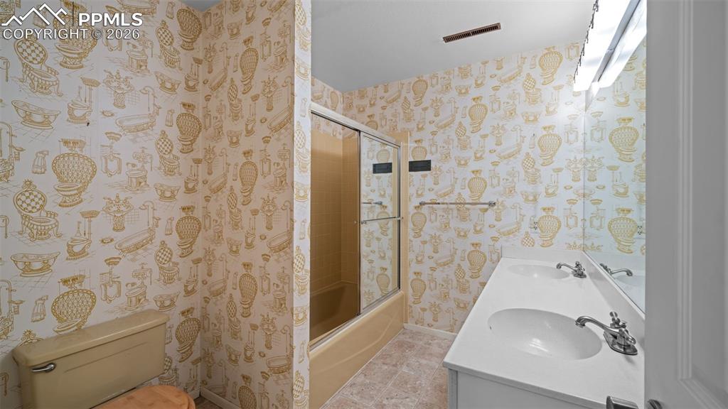 Image 26 of 47: Bathroom