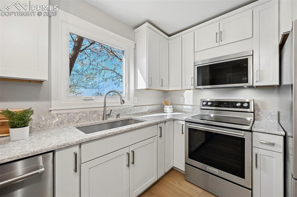 Image 14 of 50: Kitchen