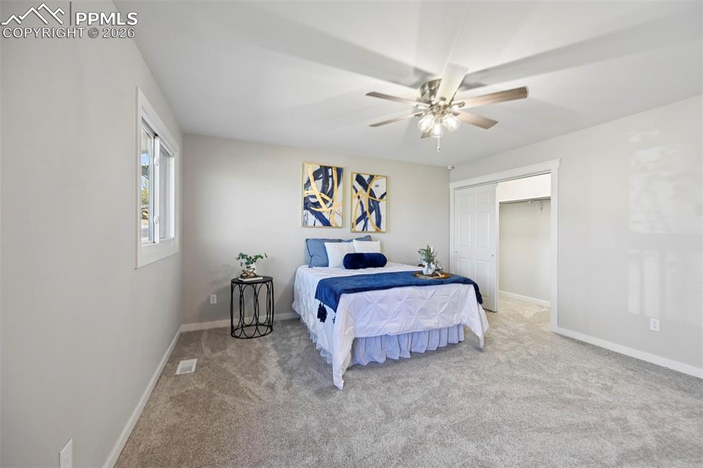 Image 16 of 50: Bedroom