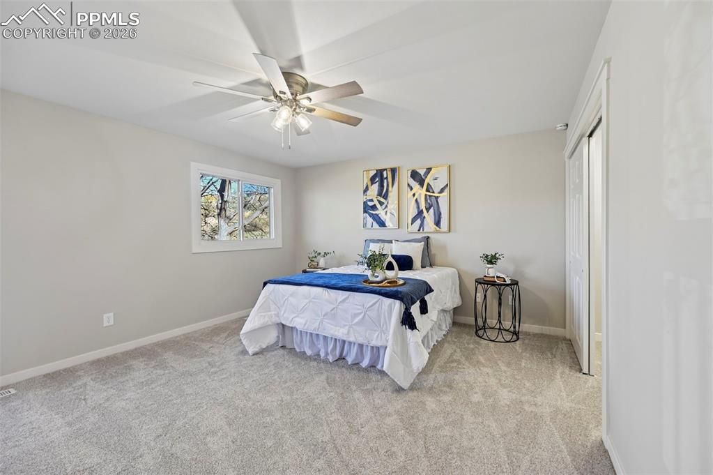 Image 17 of 50: Bedroom