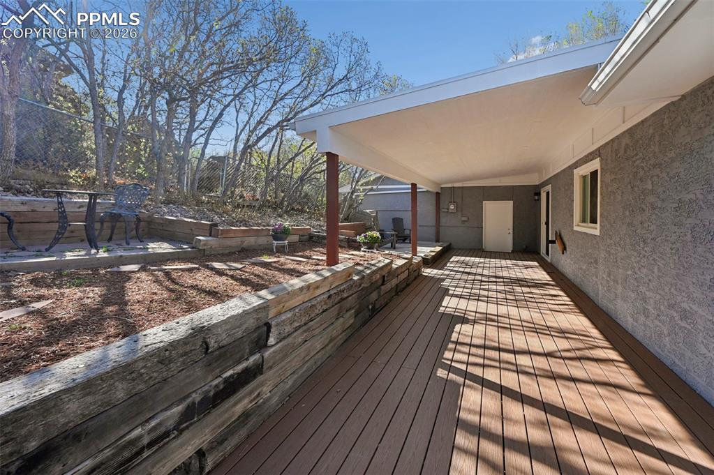 Image 39 of 50: Deck