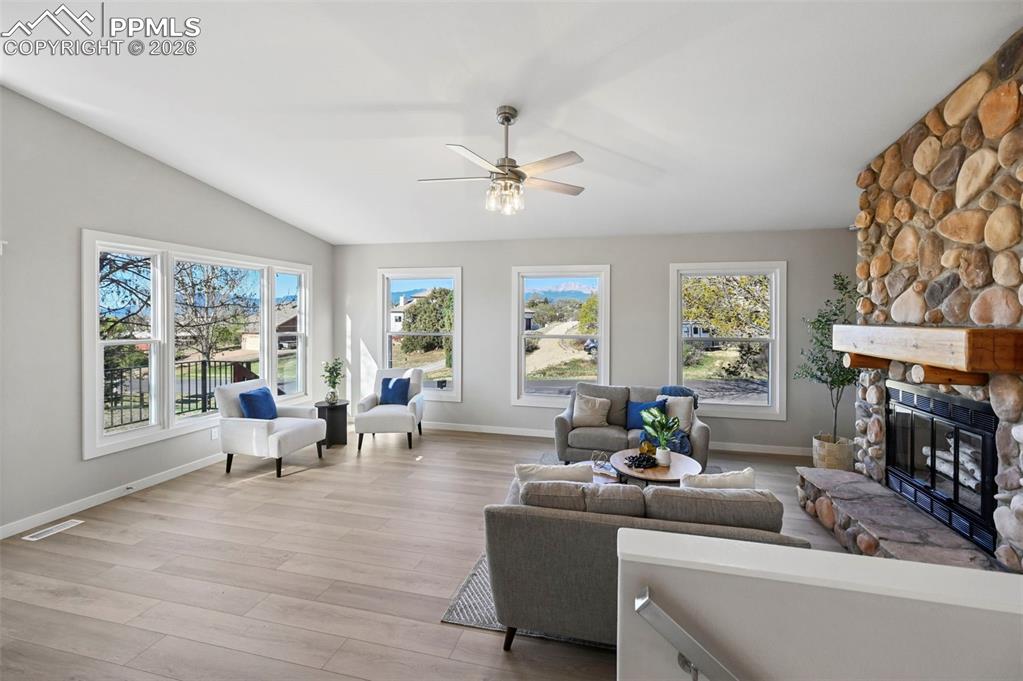 Image 7 of 50: Living Room