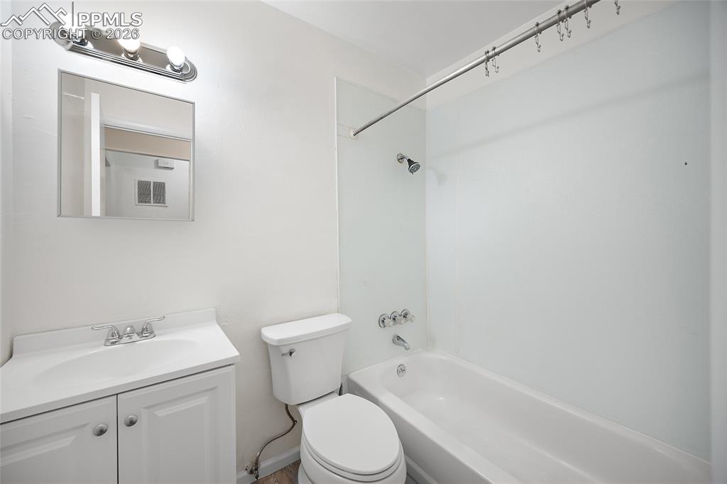 Image 13 of 20: Bathroom