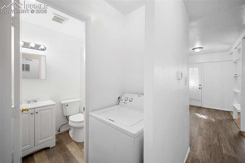 Image 14 of 20: Bathroom