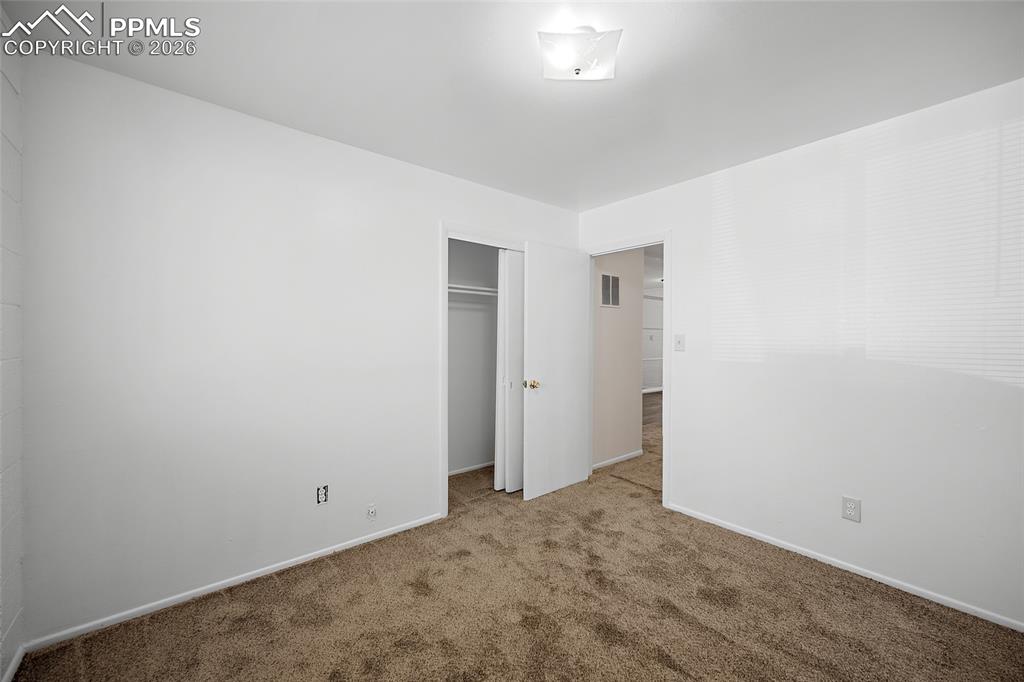 Image 15 of 20: Bedroom