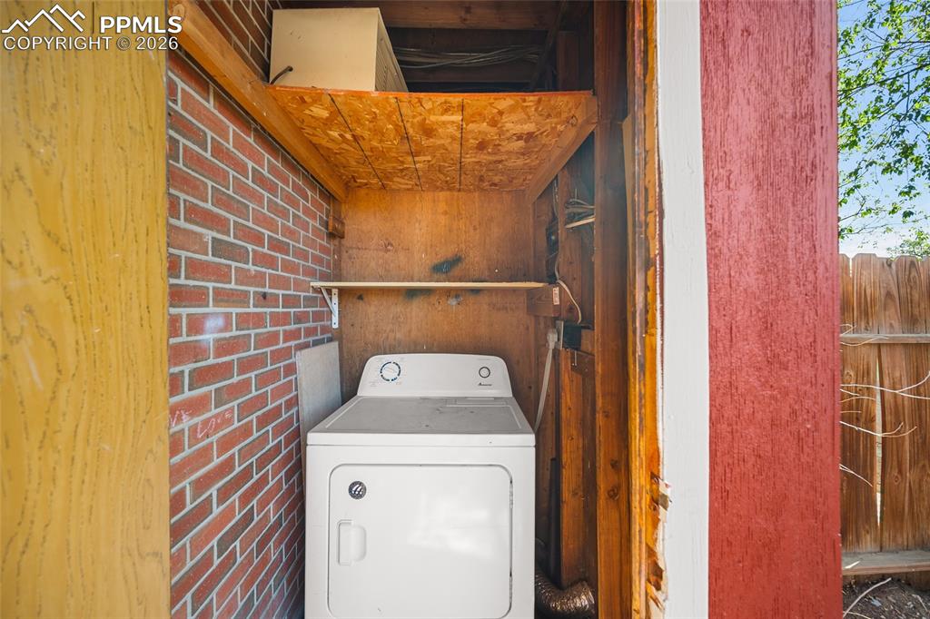 Image 18 of 20: Laundry