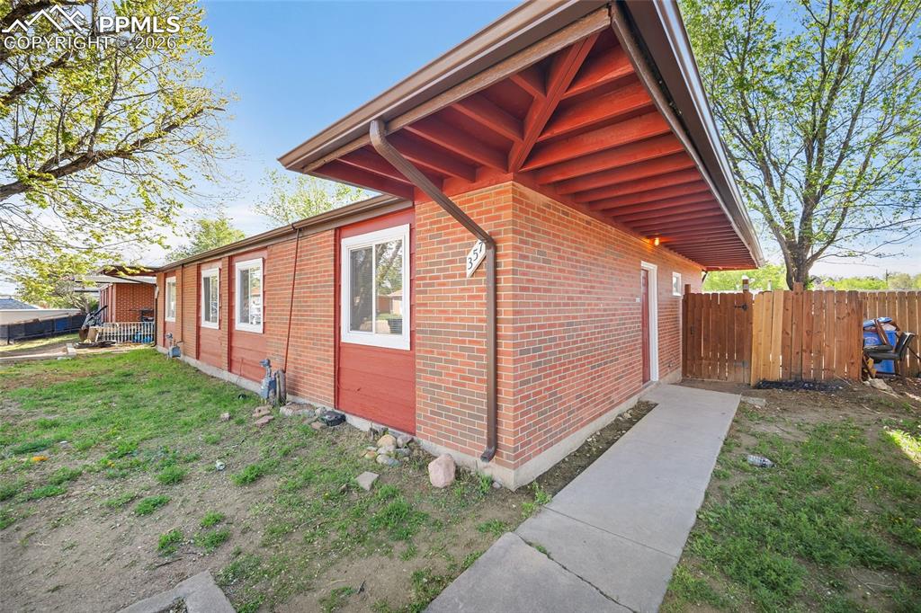 Image 3 of 20: Side of Structure