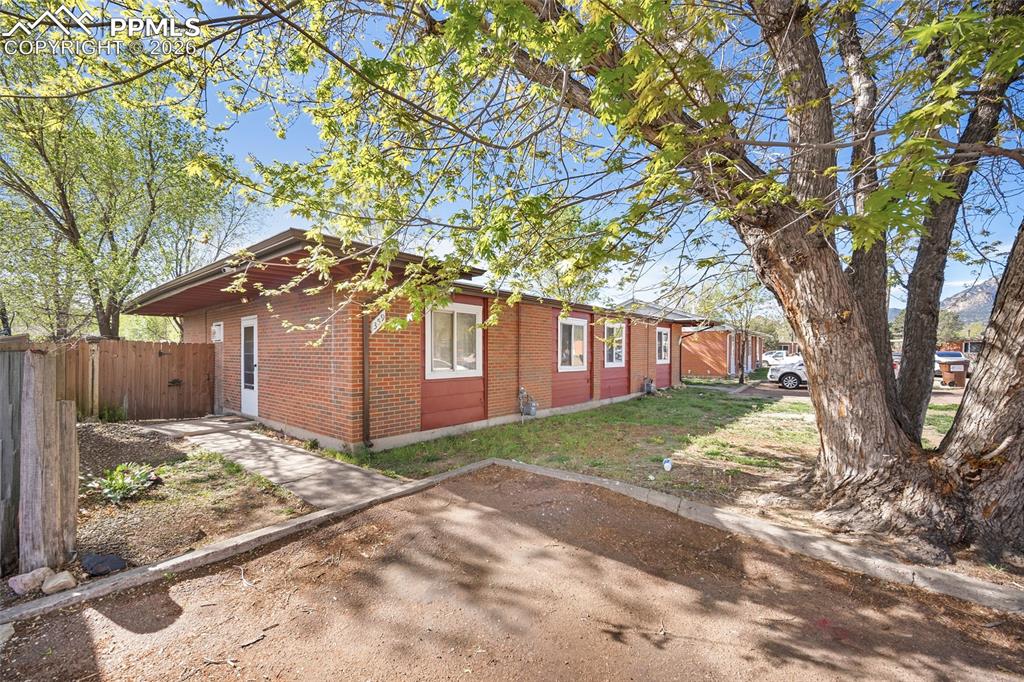 Image 4 of 20: Side of Structure