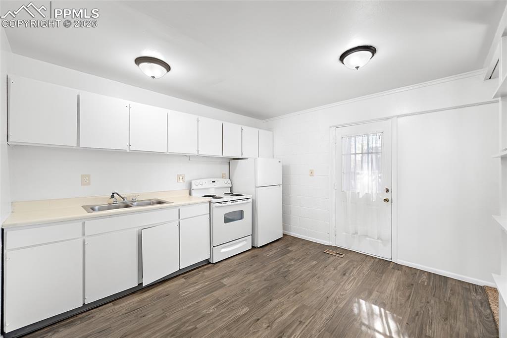 Image 5 of 20: Kitchen