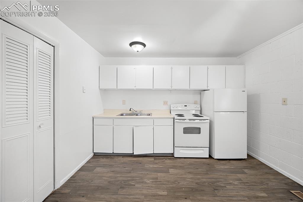 Image 7 of 20: Kitchen