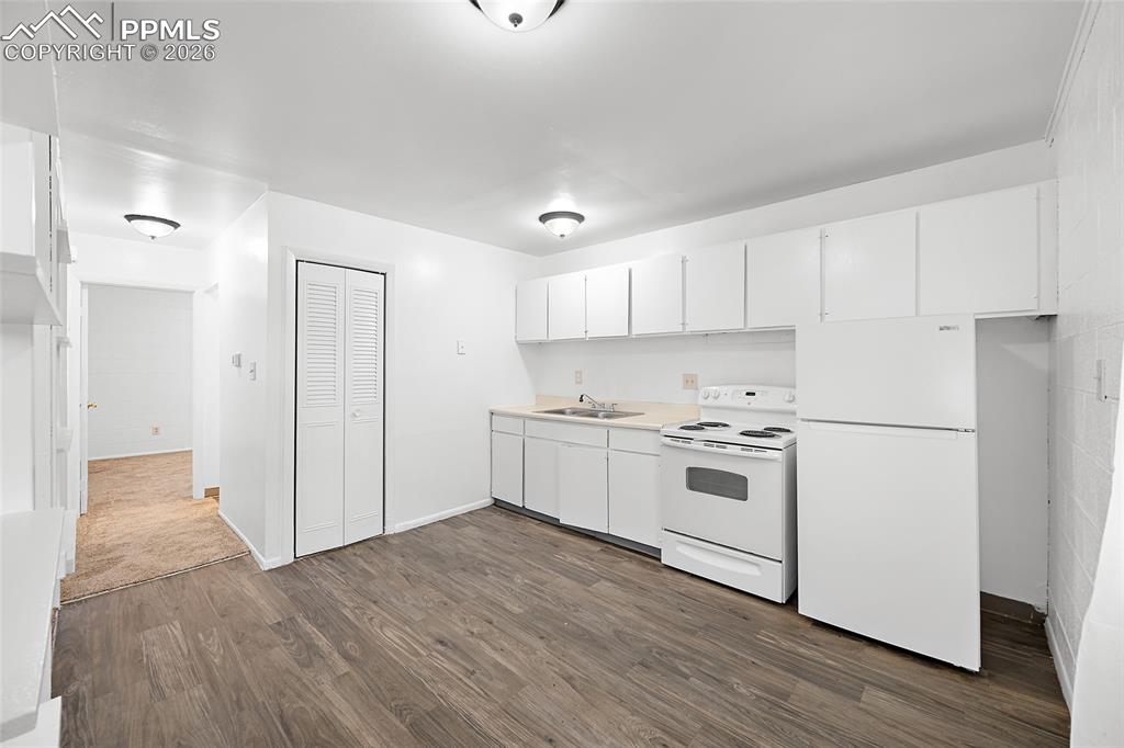 Image 8 of 20: Kitchen