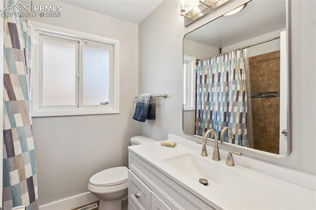 Image 25 of 43: Bathroom