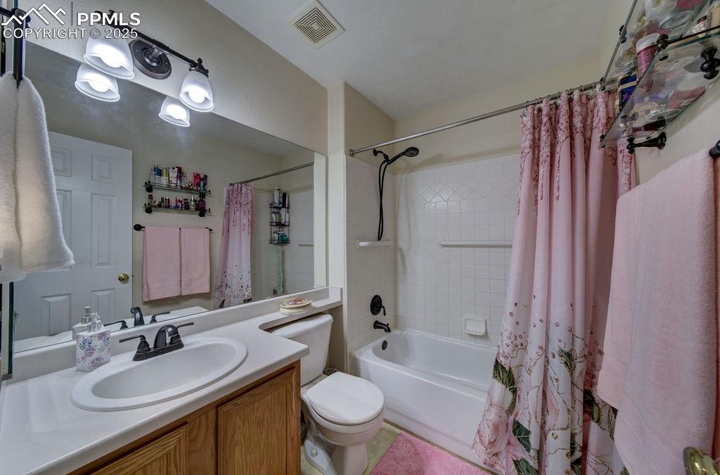 Image 14 of 29: Bathroom