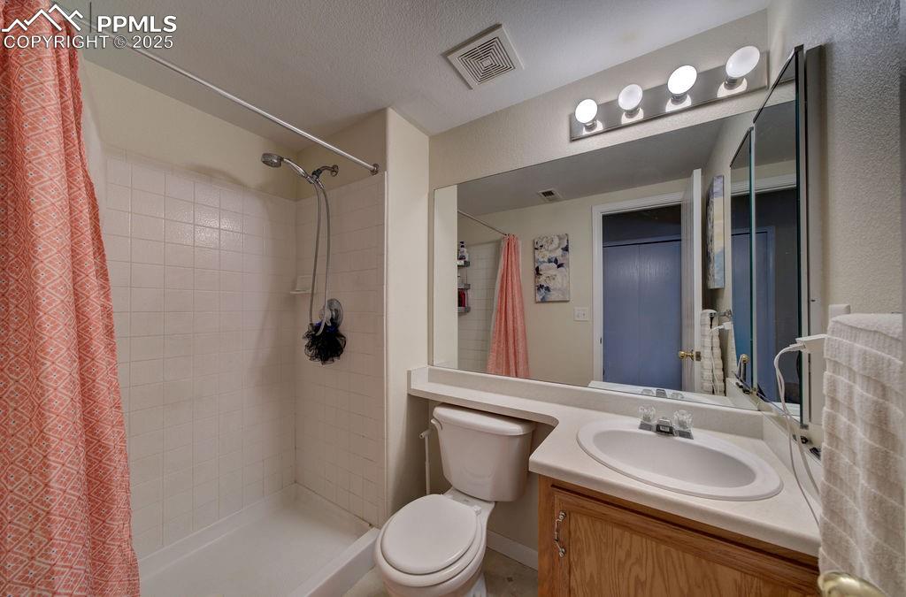 Image 17 of 29: Bathroom