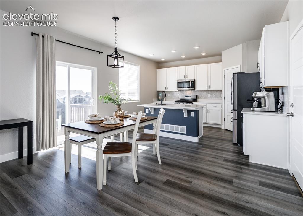 Image 10 of 45: Dining Area