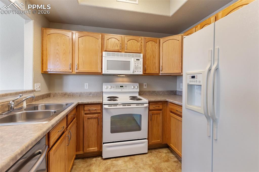 Image 12 of 26: Kitchen