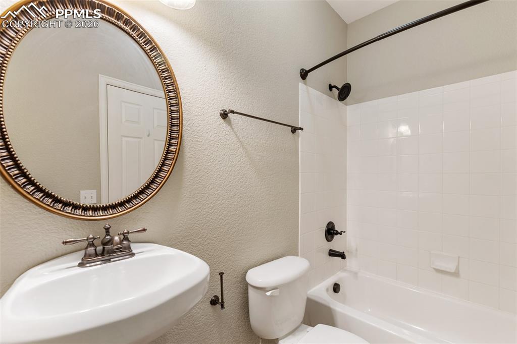 Image 20 of 26: Bathroom