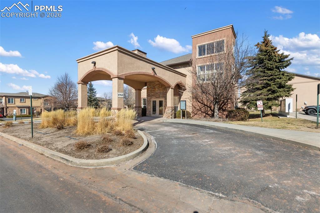 Image 23 of 26: Complex clubhouse