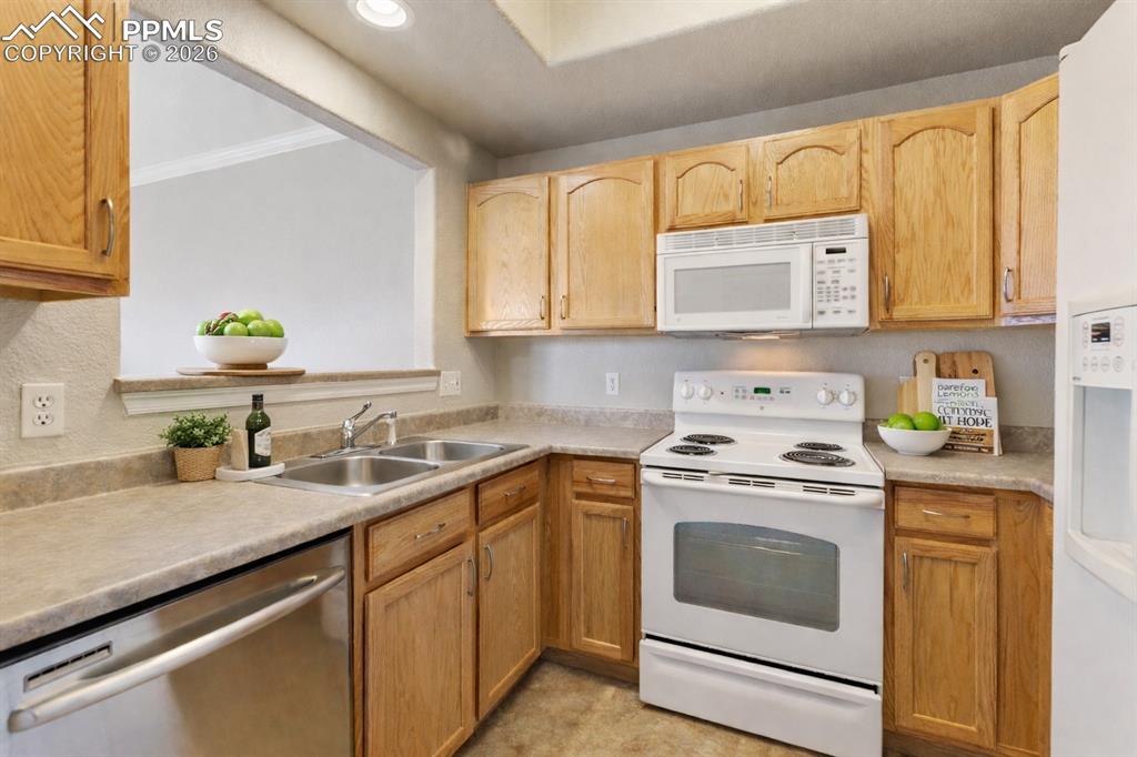 Image 6 of 26: Kitchen