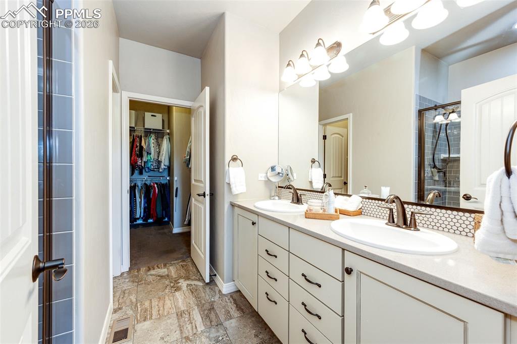 Image 18 of 45: Bathroom