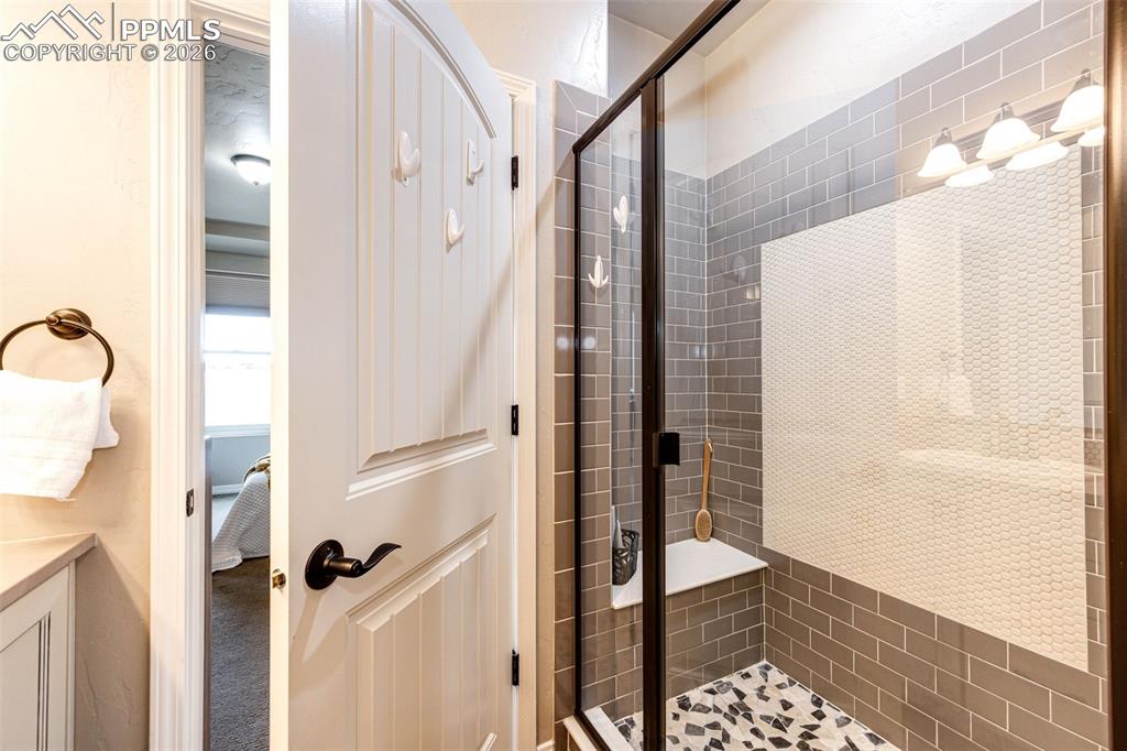 Image 19 of 45: Bathroom