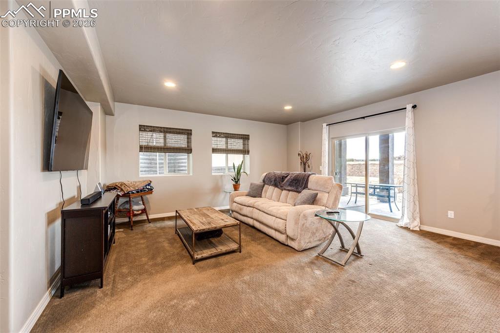 Image 28 of 45: Living Room