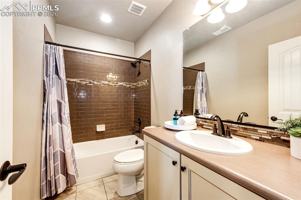 Image 35 of 45: Bathroom