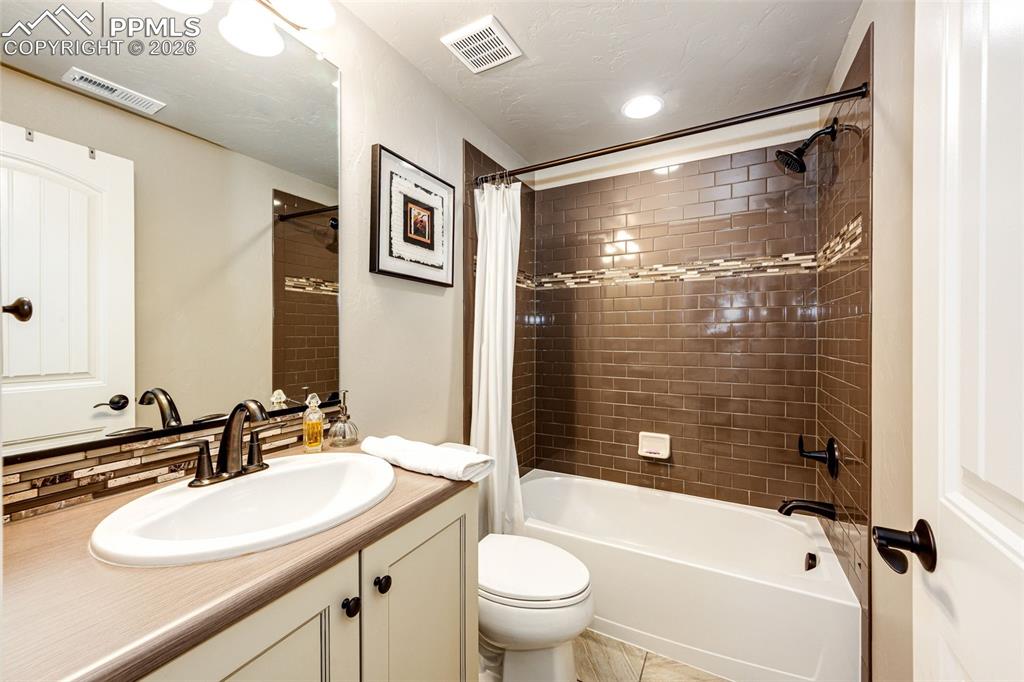 Image 38 of 45: Bathroom