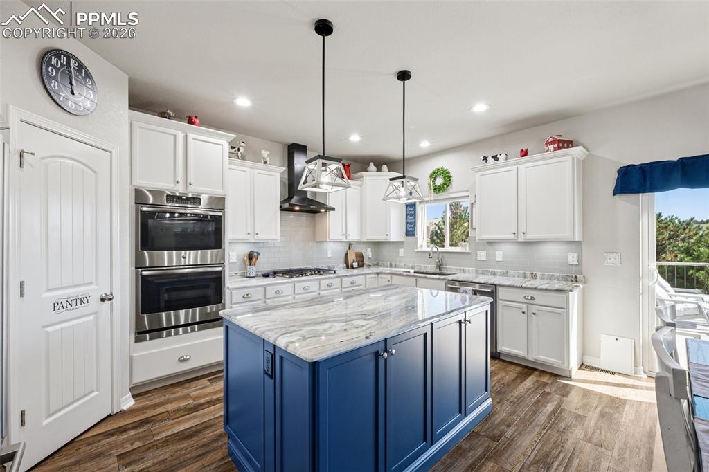 Image 10 of 50: Kitchen