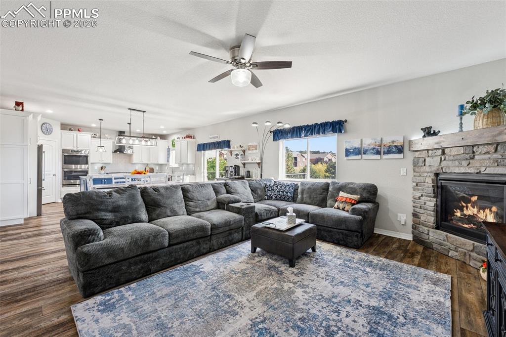 Image 13 of 50: Living Room