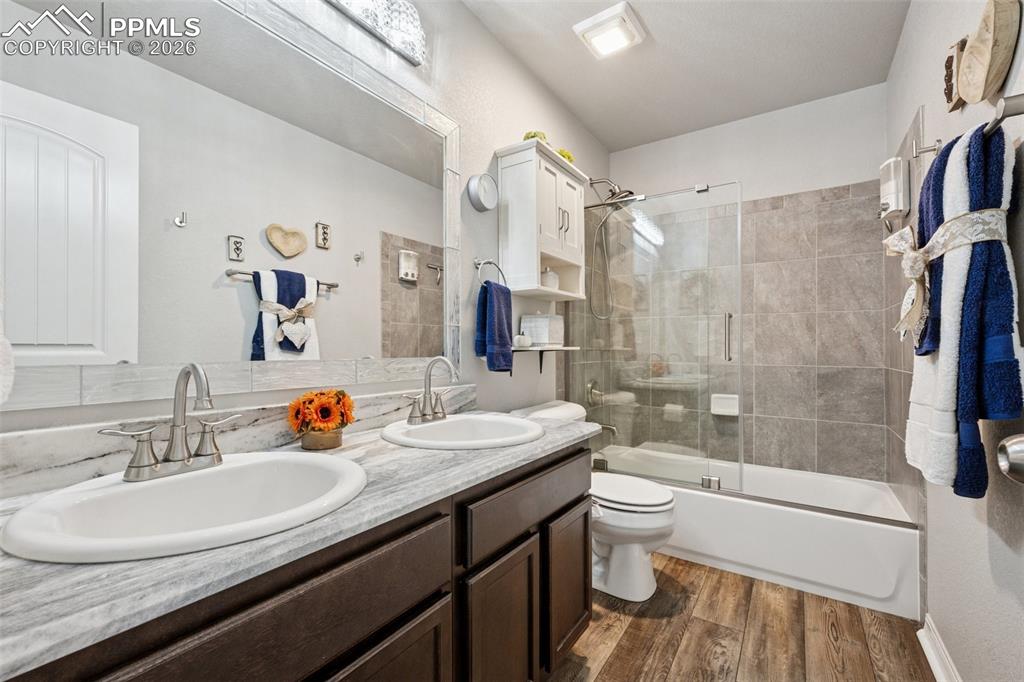 Image 24 of 50: Bathroom