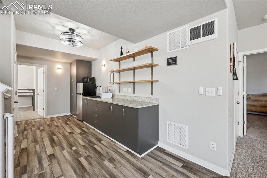 Image 31 of 50: Kitchenette