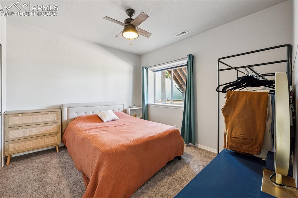 Image 32 of 50: Bedroom