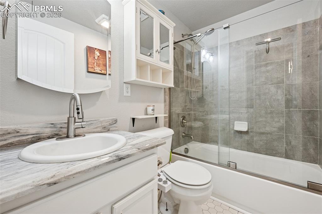 Image 34 of 50: Bathroom