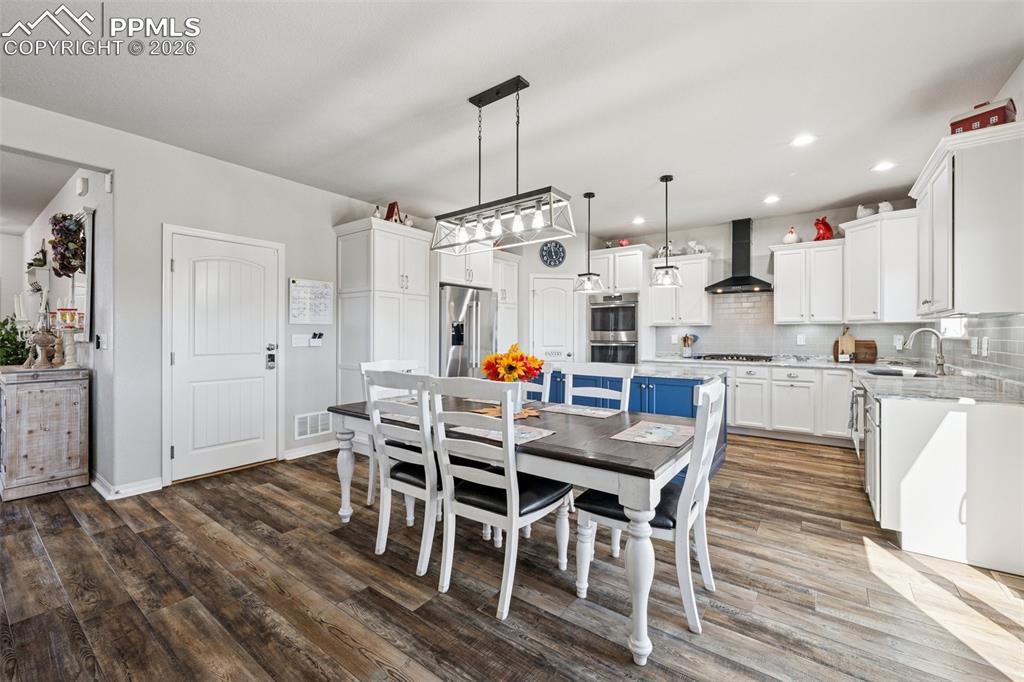 Image 8 of 50: Dining Area