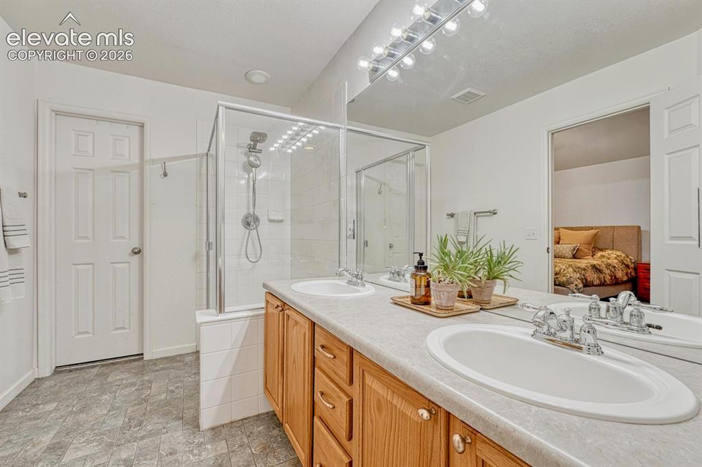 Image 13 of 34: Bathroom