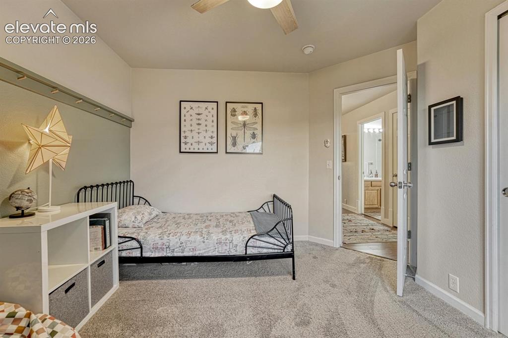 Image 19 of 34: Bedroom