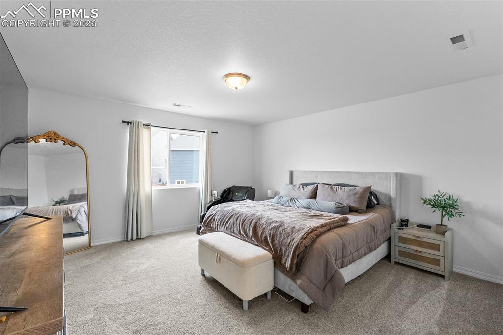 Image 17 of 31: Bedroom