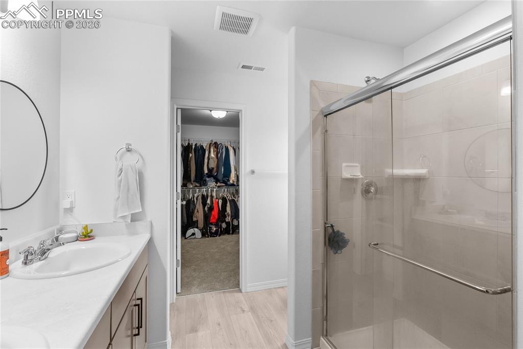 Image 20 of 31: Bathroom