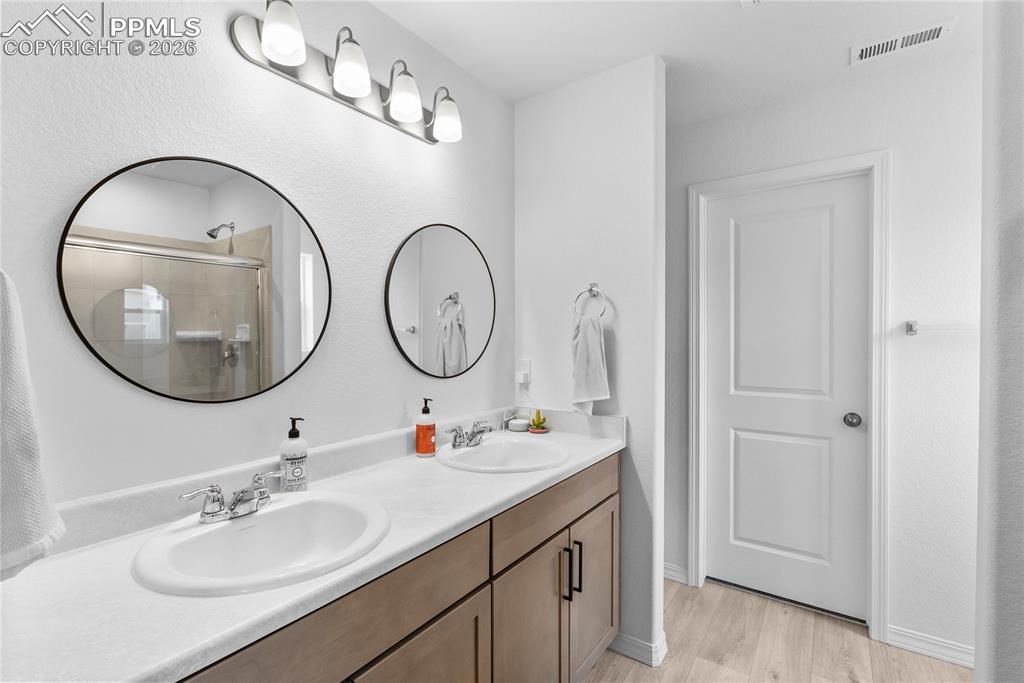 Image 21 of 31: Bathroom