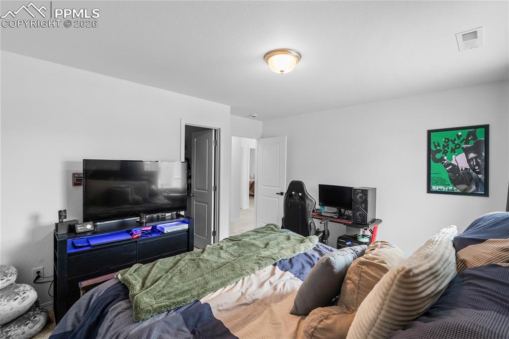 Image 27 of 31: Bedroom