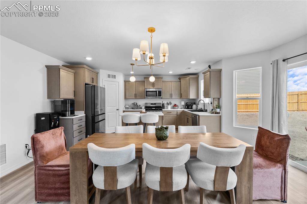 Image 8 of 31: Dining Area